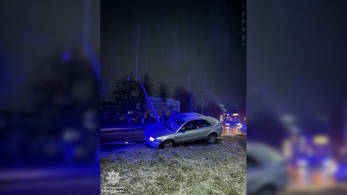 6 лютого на вулиці Мазепи в Івано-Франківську водій легкового автомобіля виїхав на кільце та врізався у вуличний ліхтар