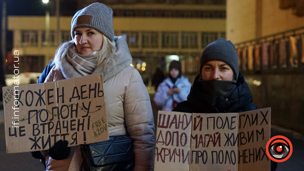 Вільним - боротись за полонених: вечірня акція-нагадування після вистави у Франківському драмтеатрі 