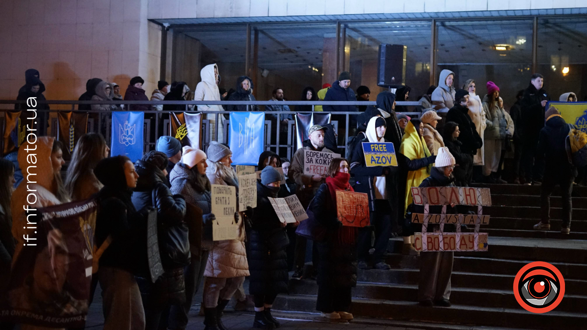 Вільним - боротись за полонених: вечірня акція-нагадування після вистави у Франківському драмтеатрі 