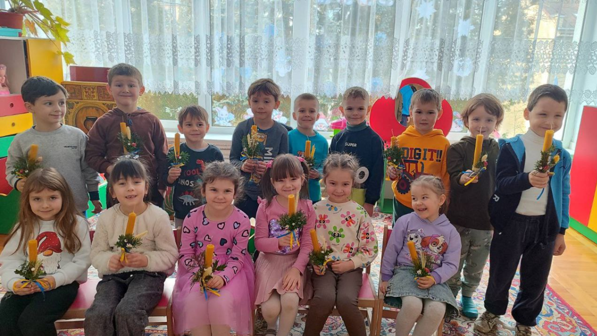 В одній із початкових шкіл Івано-Франківська провели благодійну акцію на підтримку Збройних сил України, під час якої вдалося зібрати понад 20 тисяч гривень