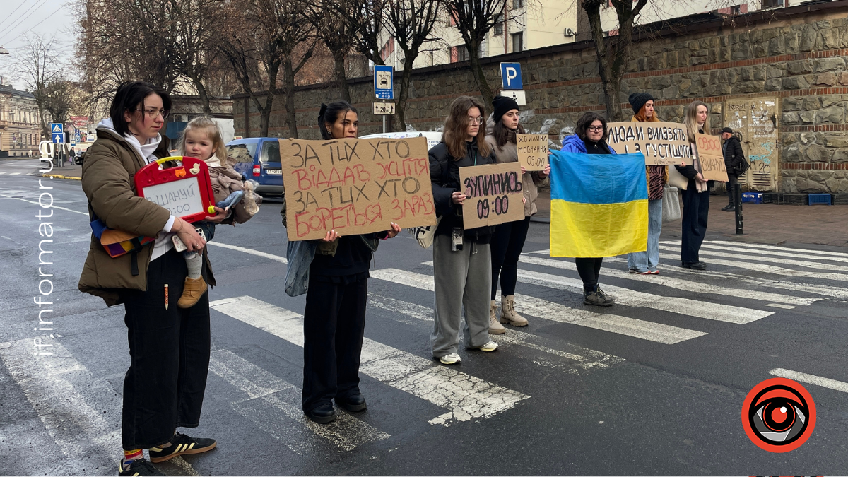 У центрі Франківська пройшла акція-нагадування про хвилину мовчання