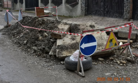 В Івано-Франківську на вулиці Меринова (колишня Нова), 19Б стався аварійний порив розподільчої тепломережі