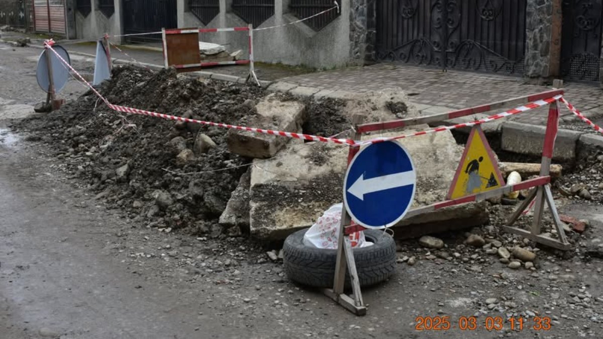 В Івано-Франківську на вулиці Меринова (колишня Нова), 19Б стався аварійний порив розподільчої тепломережі