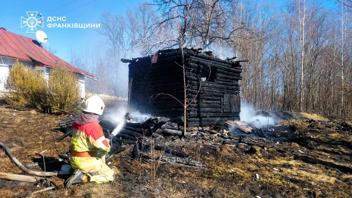 6 березня у селі Уторопи, Косівського району на місці пожежі сухої трави рятувальники виявили тіло 55-річного чоловіка