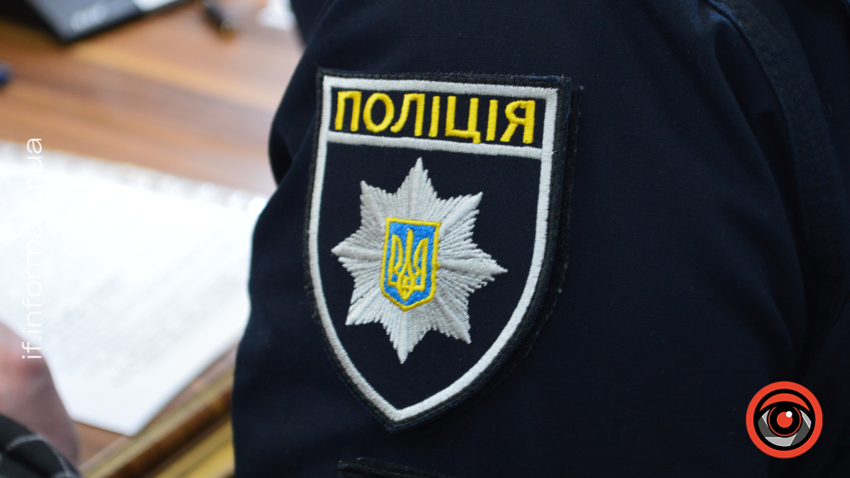 В Івано-Франківську поліцейські встановили особу чоловіка, який запропонував неповнолітній дівчині пройти до його квартири, щоб вживати алкогольні напої та зайнятися інтимом