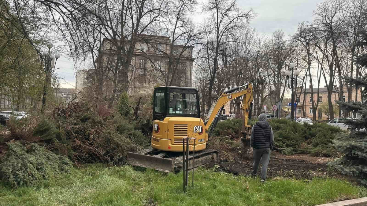 В Івано-Франківську поблизу будинку правосуддя проводять роботи з впорядкування клумб