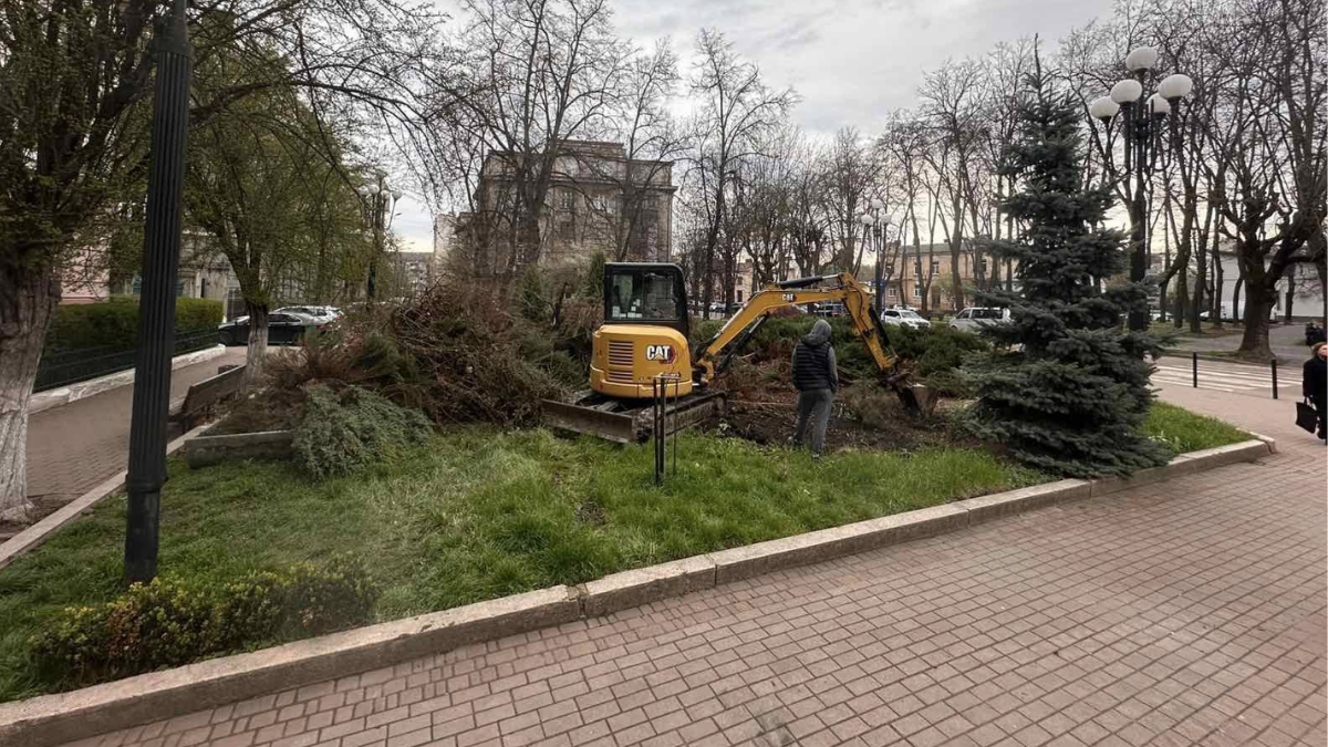 В Івано-Франківську поблизу будинку правосуддя проводять роботи з впорядкування клумб