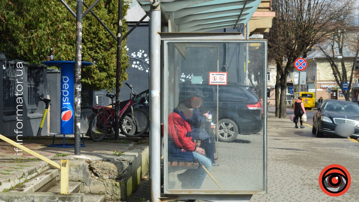 Зупинки громадського транспорту на вулиці Коновальця 