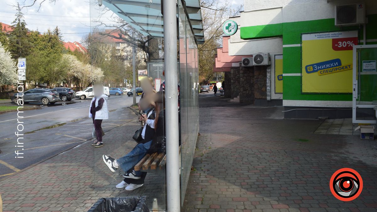 Зупинки громадського транспорту на вулиці Коновальця 