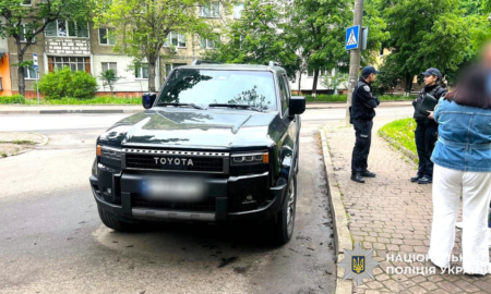 8 травня на вулиці Гната Хоткевича водій позашляховика здійснив наїзд на 9-річного хлопчика, який перебігав проїзну частину по нерегульованому пішохідному переходу