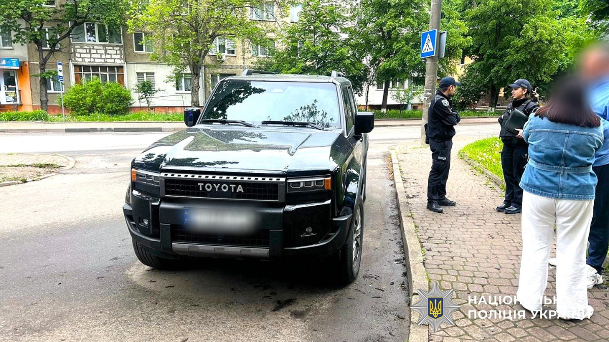 8 травня на вулиці Гната Хоткевича водій позашляховика здійснив наїзд на 9-річного хлопчика, який перебігав проїзну частину по нерегульованому пішохідному переходу