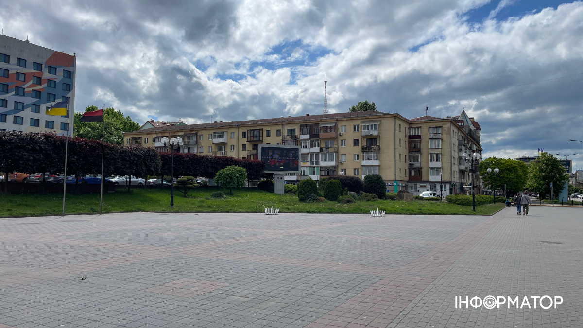 В Івано-Франківську на заїзді біля готелю "Надія" планують облаштувати елементи доступності та відновити дорожнє покриття