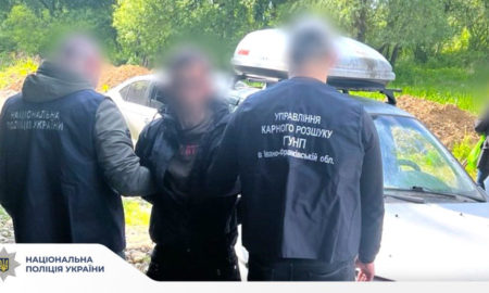 На Прикарпатті правоохоронці затримали зловмисника, якого підозрюють у серії крадіжок, незаконному заволодінні транспортними засобами, зберіганні психотропних речовин та боєприпасів