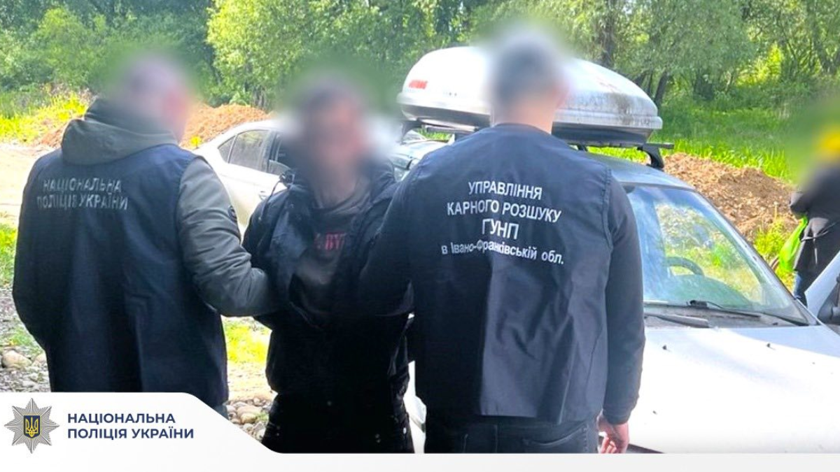 На Прикарпатті правоохоронці затримали зловмисника, якого підозрюють у серії крадіжок, незаконному заволодінні транспортними засобами, зберіганні психотропних речовин та боєприпасів