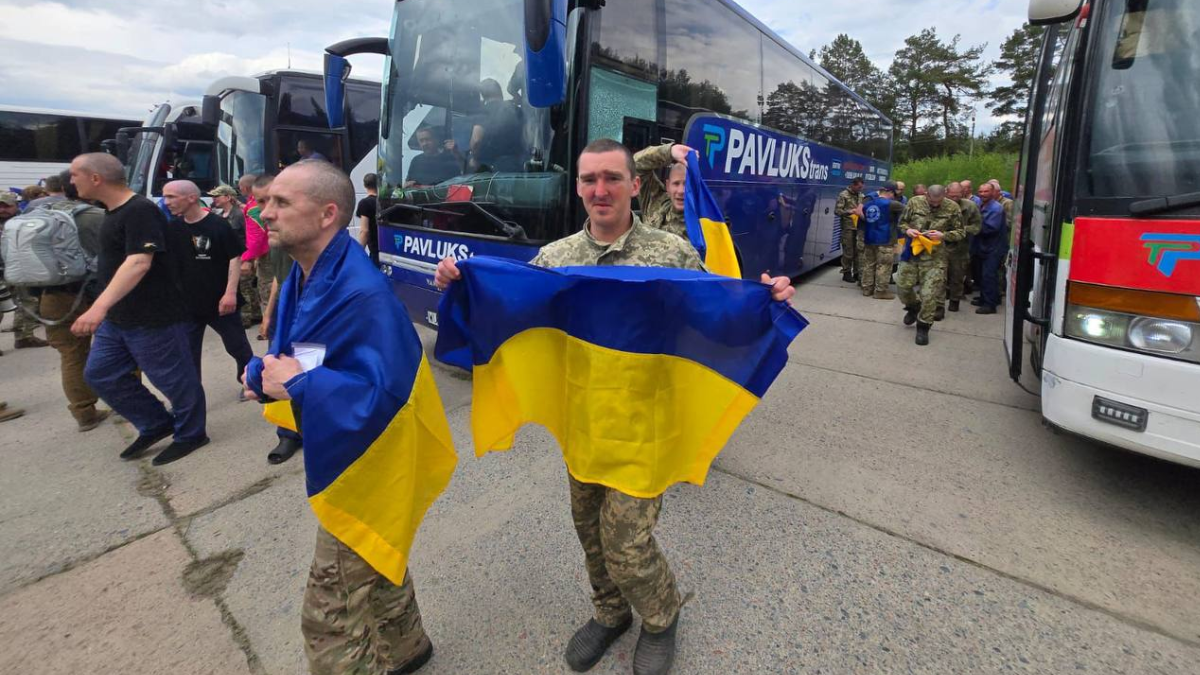У другий день обміну полоненими у форматі 1000 на 1000 додому повернулися ще 307 українських захисників