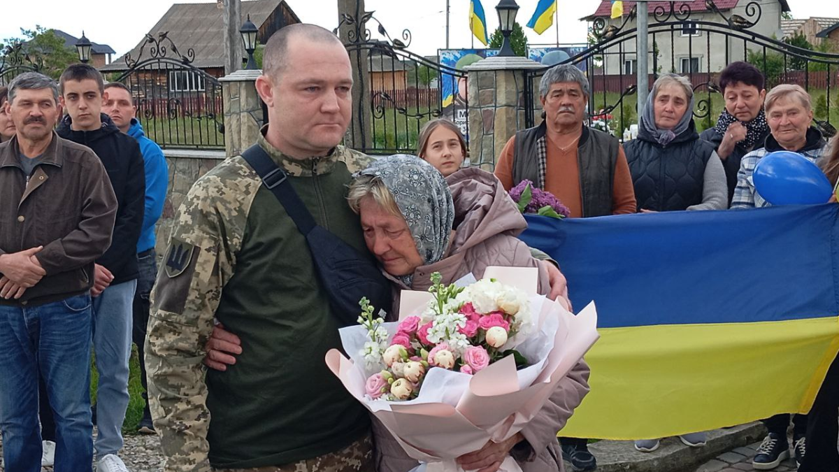 18 травня у селі Білозіра Пасічнянської громади зустріли військовослужбовця Олександра Складановського, який провів 30 місяців у російському полоні