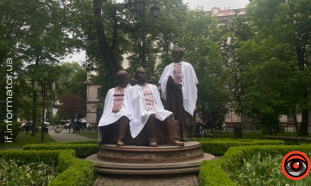 Пам'ятник Руської трійці у вишиванці