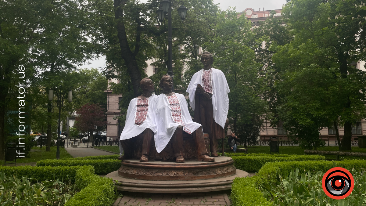 Пам'ятник Руської трійці у вишиванці