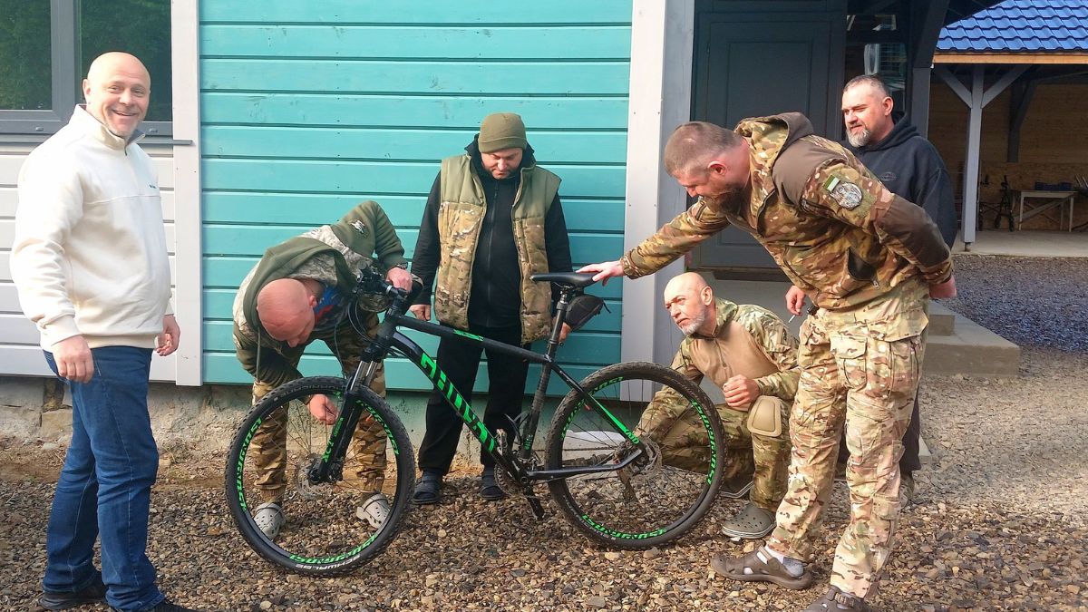 Передача велосипеду для поранених бійців