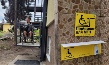 Замість двох рейок - підйомник: після розголосу Івано-Франківська обласна стоматологічна поліклініка стала інклюзивнішою