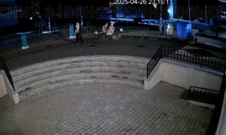Поліція шукає розбишаку, який понищив пам'ятник в Івано-Франківську