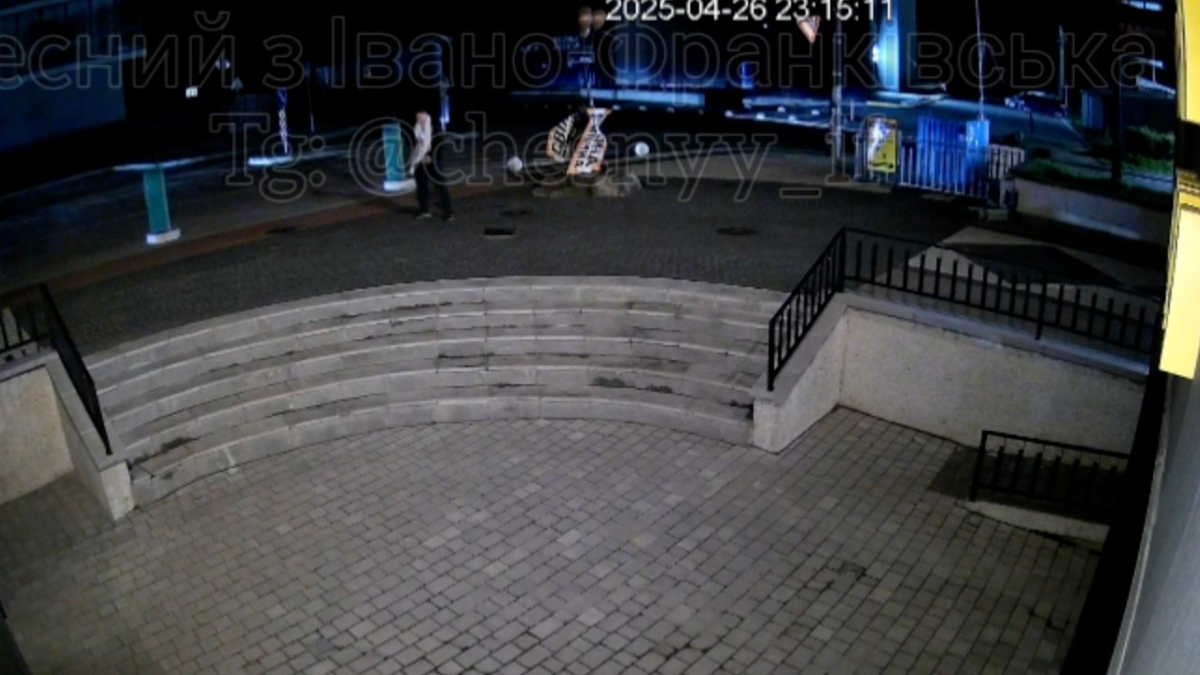 Поліція шукає розбишаку, який понищив пам'ятник в Івано-Франківську