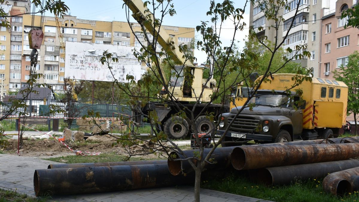 Ремонт тепломережі на Хіміків