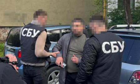Служба безпеки України спільно з Державним бюро розслідувань викрили та затримали посадовця прикордонної служби на Івано-Франківщині, який систематично продавав конфіденційну інформацію з баз даних Держприкордонслужби