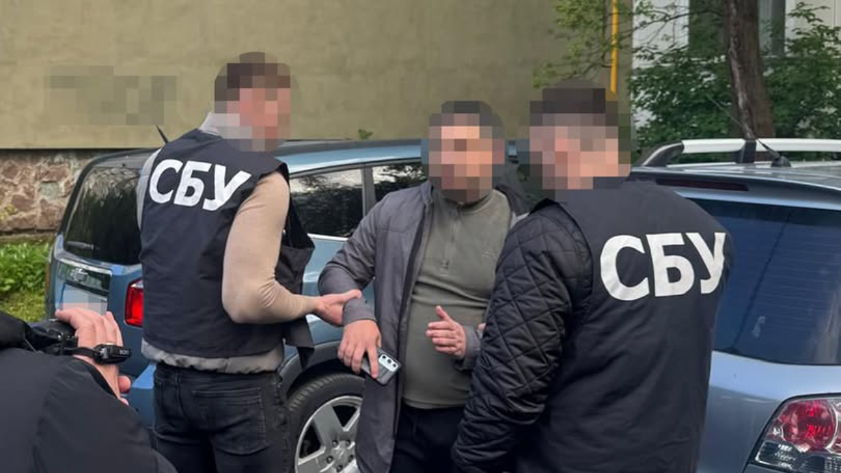 Служба безпеки України спільно з Державним бюро розслідувань викрили та затримали посадовця прикордонної служби на Івано-Франківщині, який систематично продавав конфіденційну інформацію з баз даних Держприкордонслужби