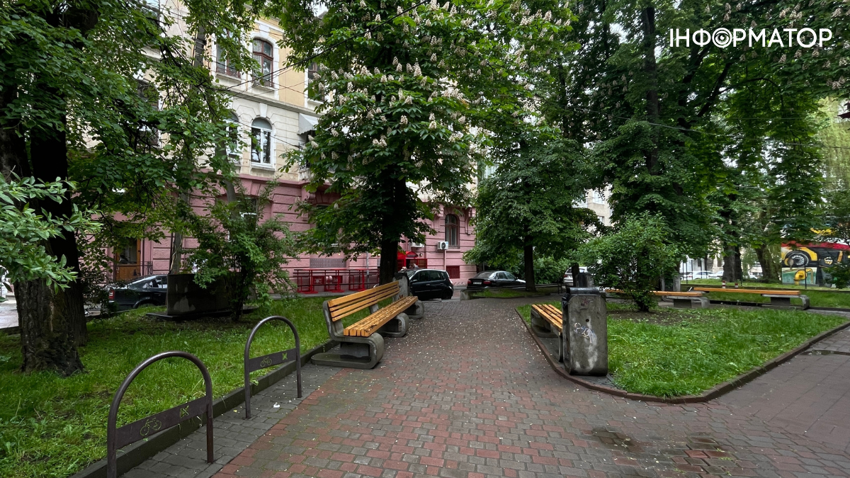 Сквер «П’ятниця» на вулиці Кривій в Івано-Франківську з’явився у 2016 році