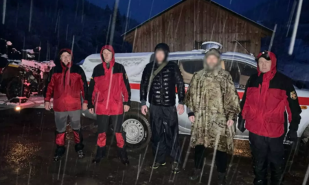 Туристи та рятувальники у Верховині