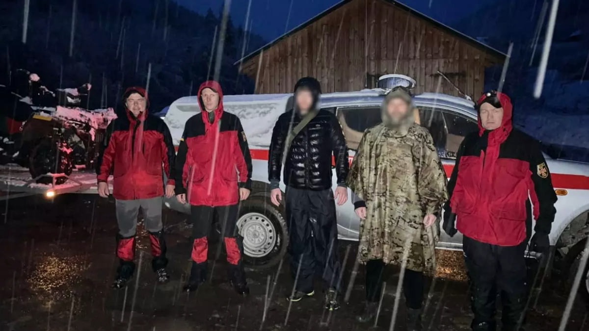 Туристи та рятувальники у Верховині