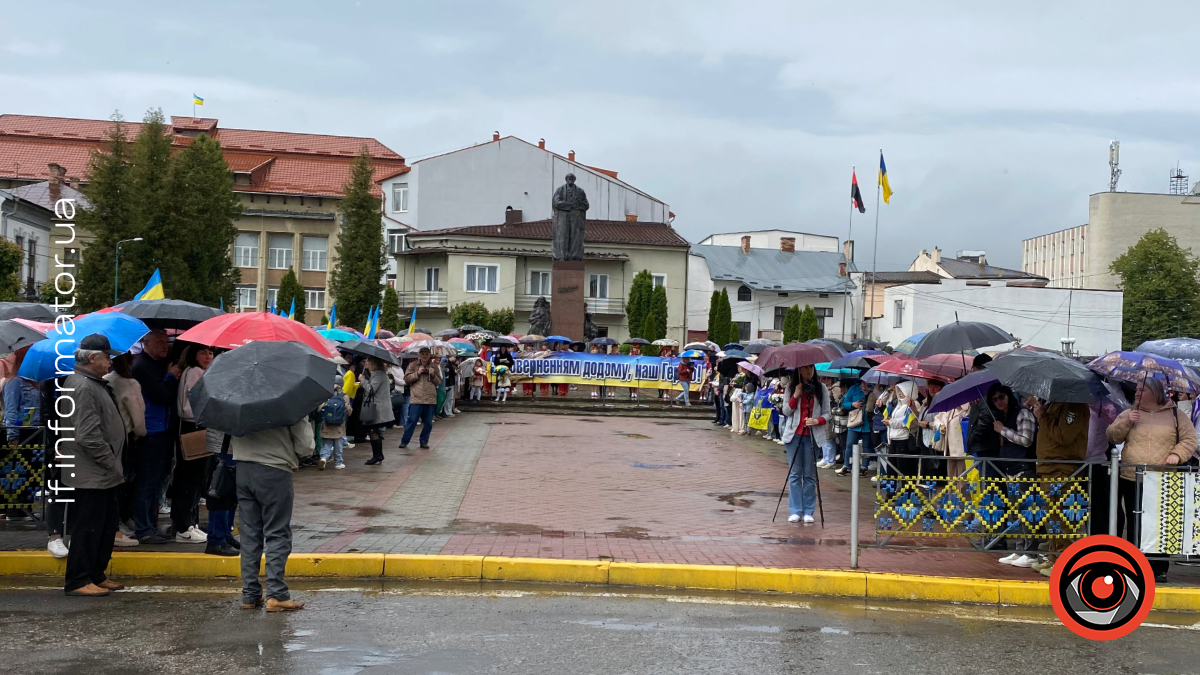 До рідного міста повернувся захисник: у Надвірній зустріли військовополоненого Володимира Алексєєва