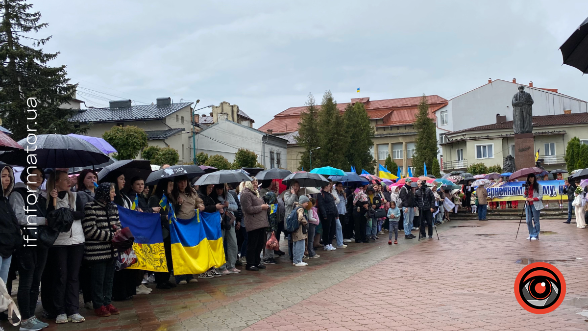 До рідного міста повернувся захисник: у Надвірній зустріли військовополоненого Володимира Алексєєва