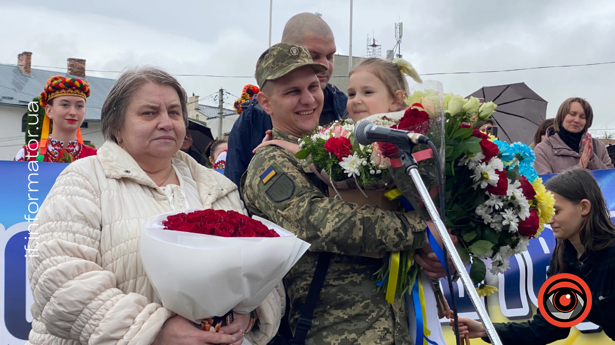 До рідного міста повернувся захисник: у Надвірній зустріли військовополоненого Володимира Алексєєва