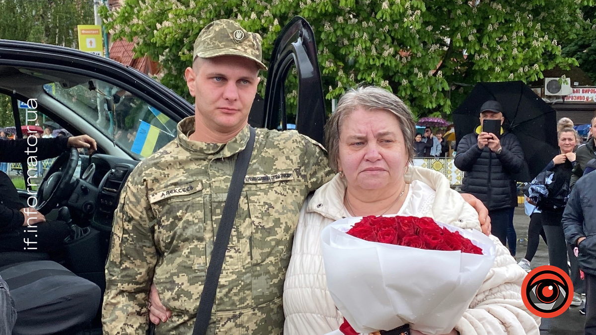 До рідного міста повернувся захисник: у Надвірній зустріли військовополоненого Володимира Алексєєва