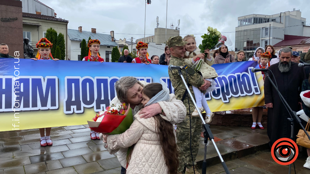 До рідного міста повернувся захисник: у Надвірній зустріли військовополоненого Володимира Алексєєва