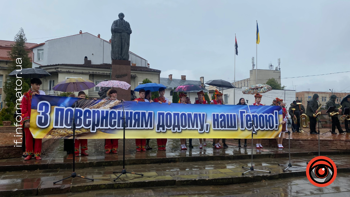До рідного міста повернувся захисник: у Надвірній зустріли військовополоненого Володимира Алексєєва