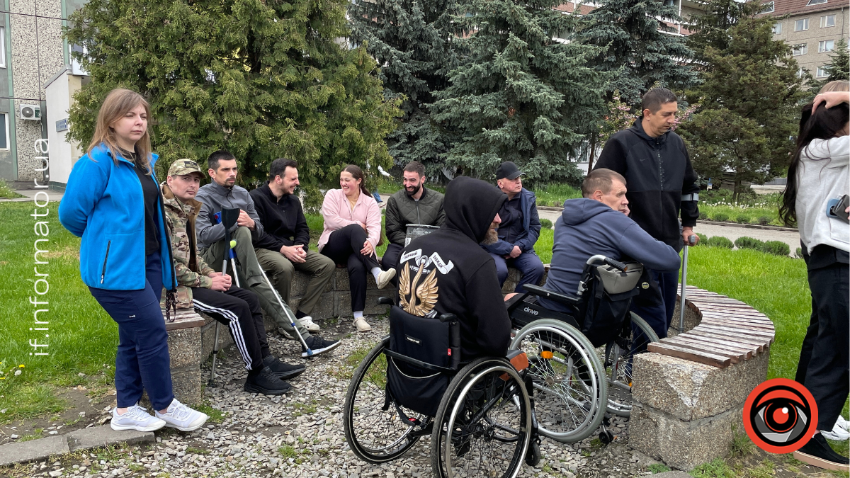 У дворі Івано-Франківської обласної клінічної лікарні військові презентували картини-сакури, створені під час арттерапевтичних занять.
