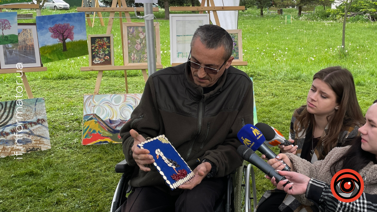 У дворі Івано-Франківської обласної клінічної лікарні військові презентували картини-сакури, створені під час арттерапевтичних занять.