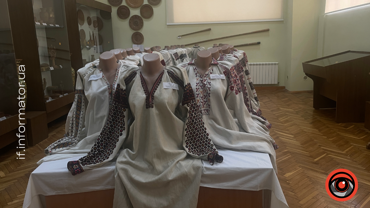 Виставка вишиванок в Івано-Франківському краєзнавчому музеї