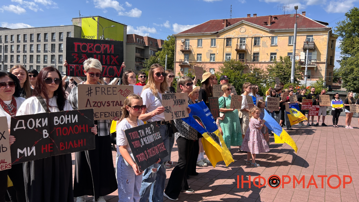"- Хто в тебе там? - У мене там всі...": акція-нагадування про полонених та зниклих безвісти відбулась в Івано-Франківську