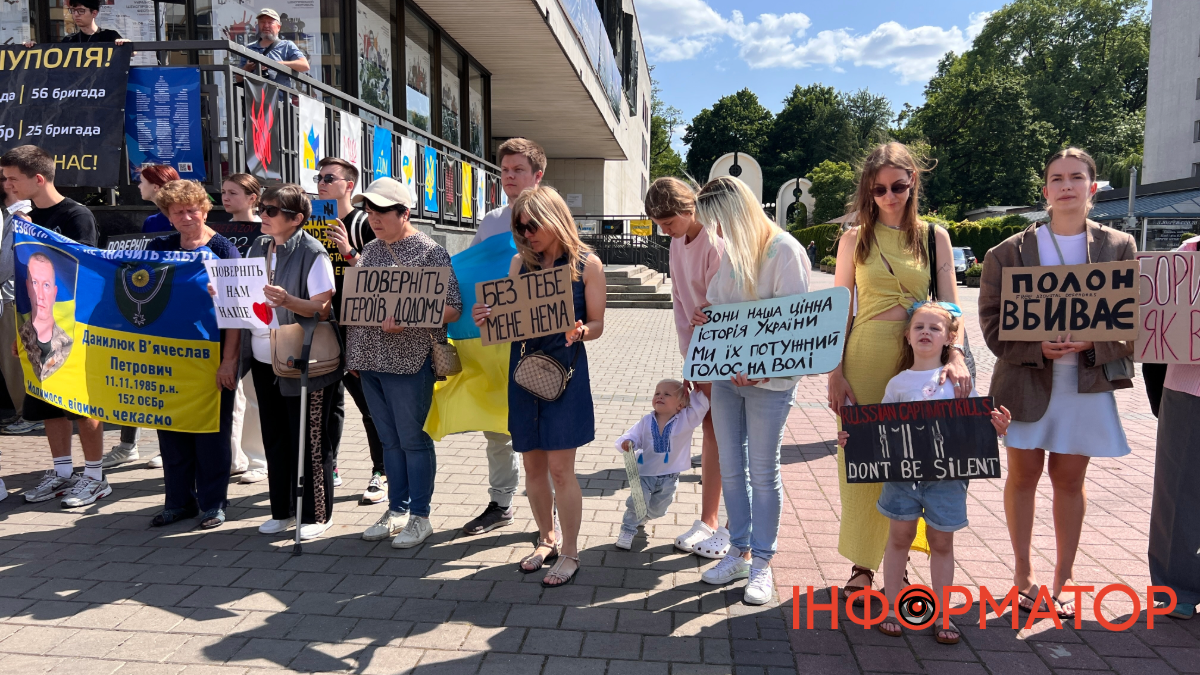 "- Хто в тебе там? - У мене там всі...": акція-нагадування про полонених та зниклих безвісти відбулась в Івано-Франківську