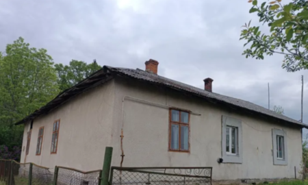 У селі Старі Богородчани Івано-Франківського району оголосили аукціон з продажу громадського будинку. Стартова ціна об’єкта становить 1 гривня.