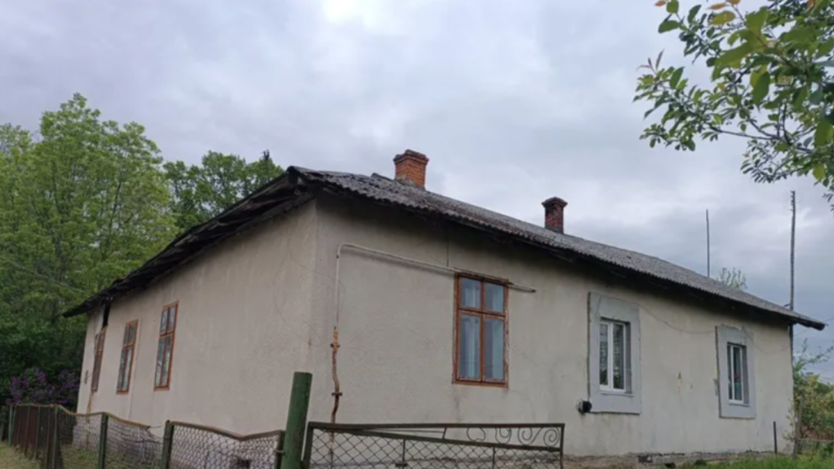 У селі Старі Богородчани Івано-Франківського району оголосили аукціон з продажу громадського будинку. Стартова ціна об’єкта становить 1 гривня.