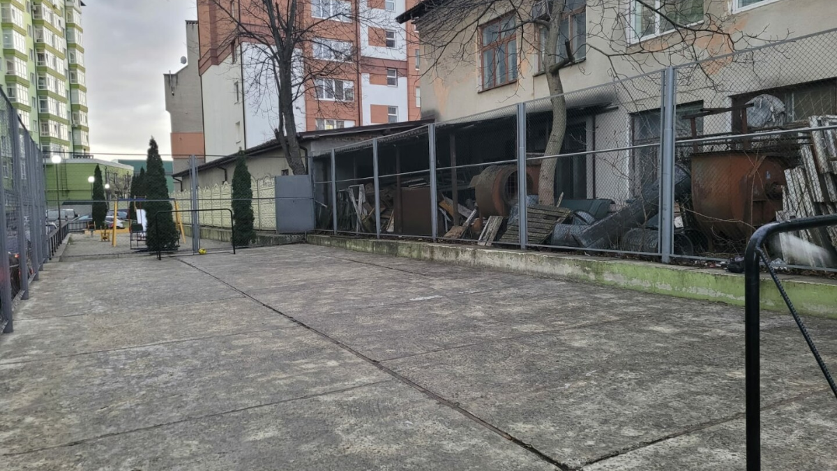 В Івано-Франківську оголосили тендер на послуги благоустрою та влаштування безпечного покриття на дитячому майданчику за адресою вулиця Побутова, 4