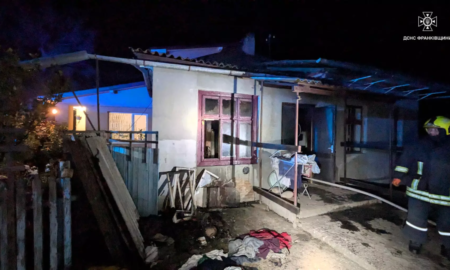 3 червня у місті Коломия горів житловий будинок, внаслідок пожежі постраждав чоловік похилого віку.