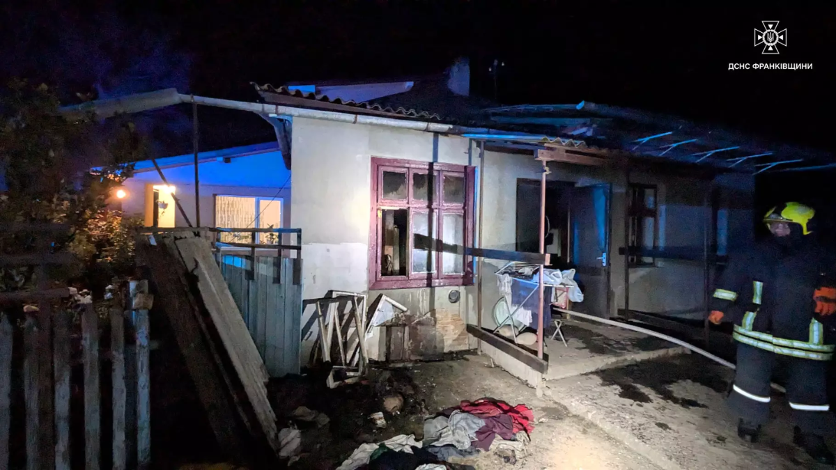3 червня у місті Коломия горів житловий будинок, внаслідок пожежі постраждав чоловік похилого віку.
