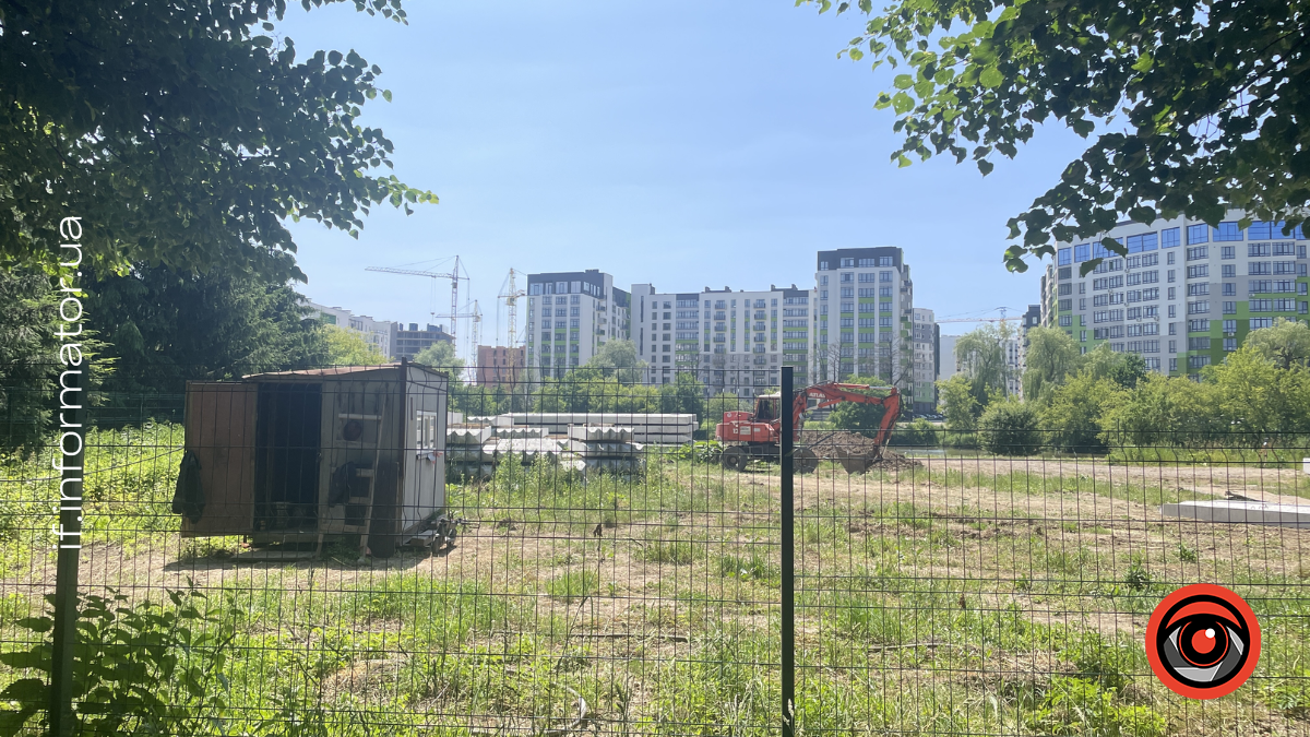 В Івано-Франківську біля міського озера триває будівництво трьох тенісних кортів та критого басейну
