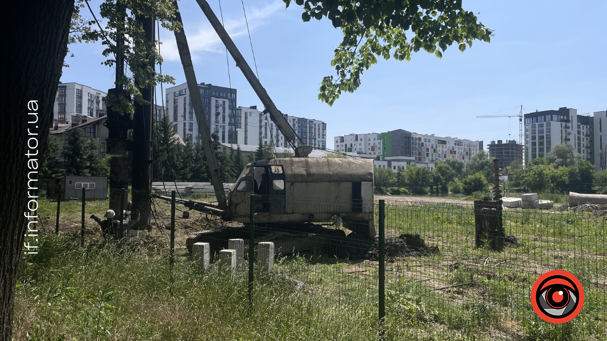 В Івано-Франківську біля міського озера триває будівництво трьох тенісних кортів та критого басейну